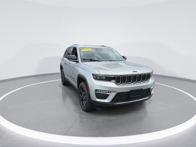 Used 2022 Jeep Grand Cherokee Limited AWD/4WD image 3
