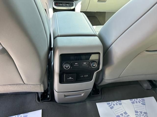 Used 2023 GMC Acadia SLT image 15