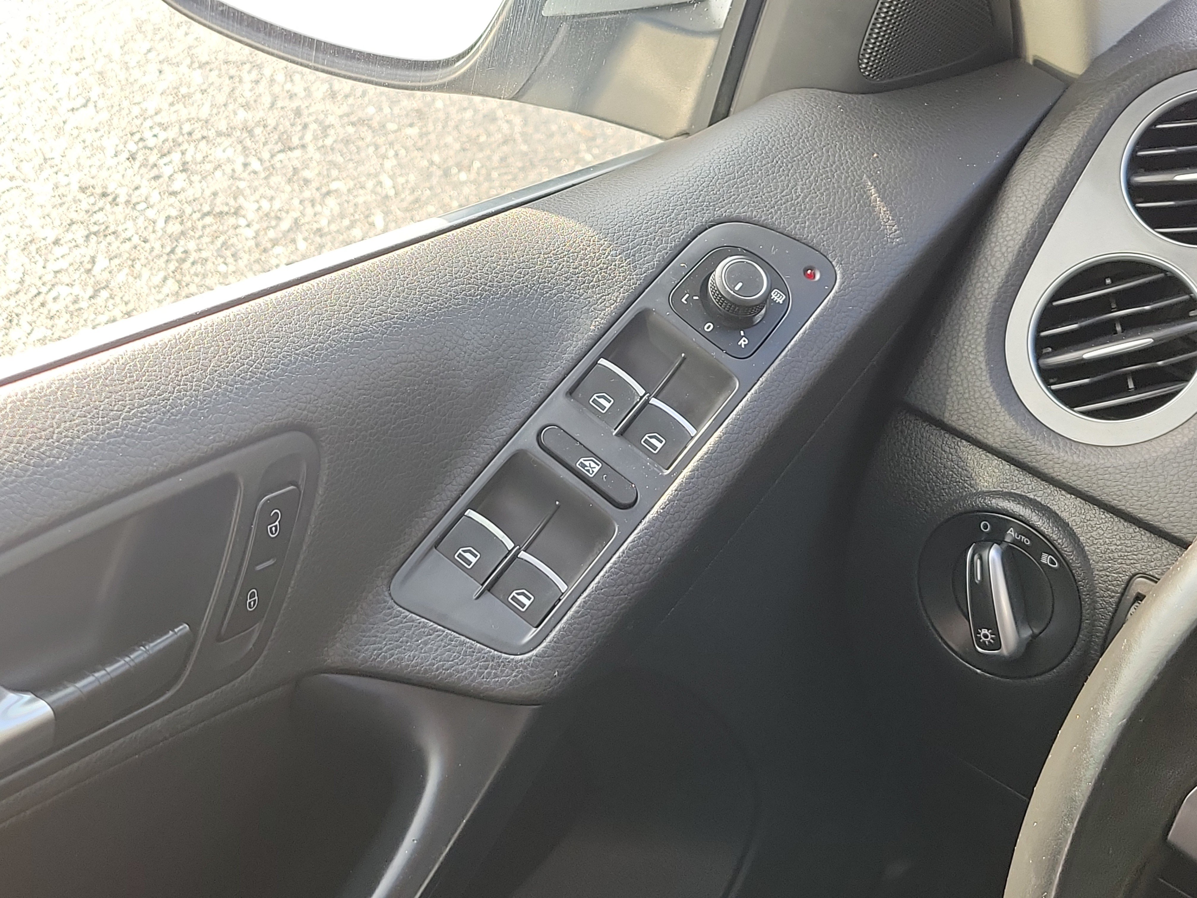 Used 2017 Volkswagen Tiguan Wolfsburg Edition AWD/4WD image 20