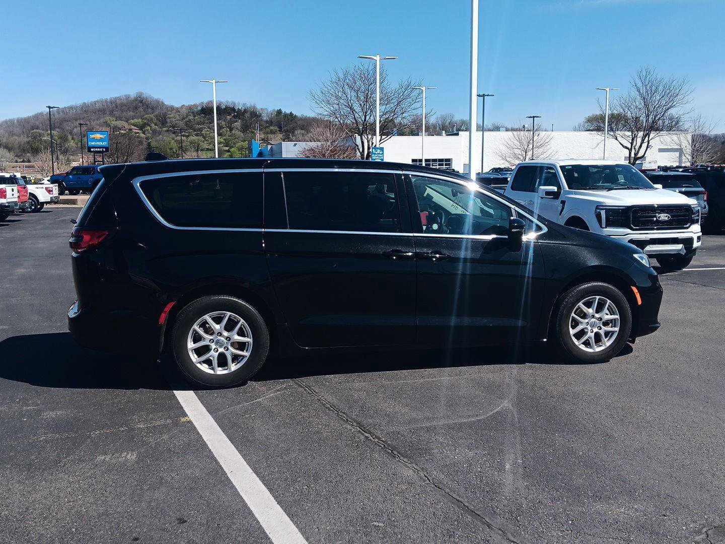 Used 2024 Chrysler Pacifica Touring-L FWD image 3