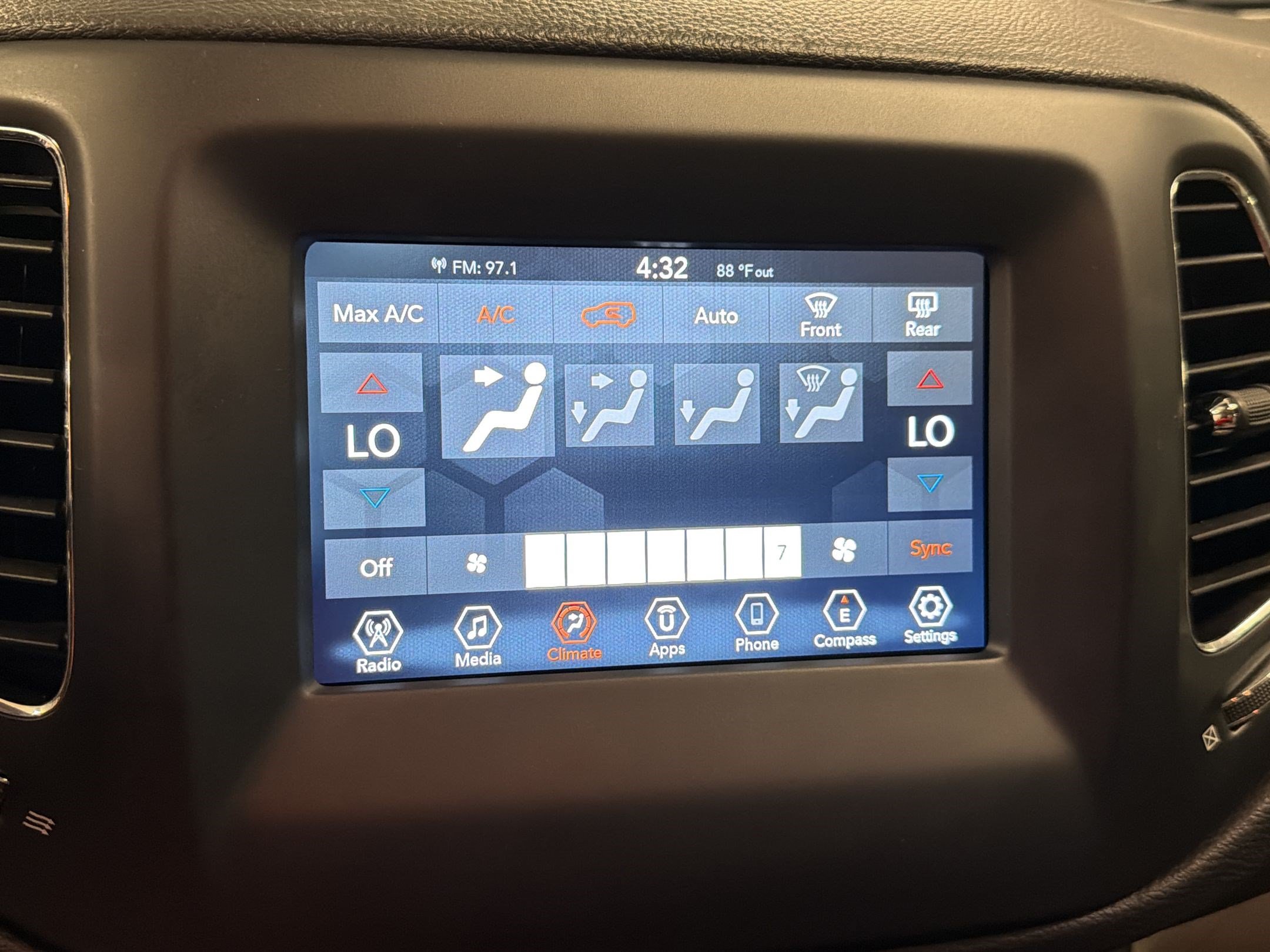 Used 2020 Jeep Compass Latitude FWD image 28