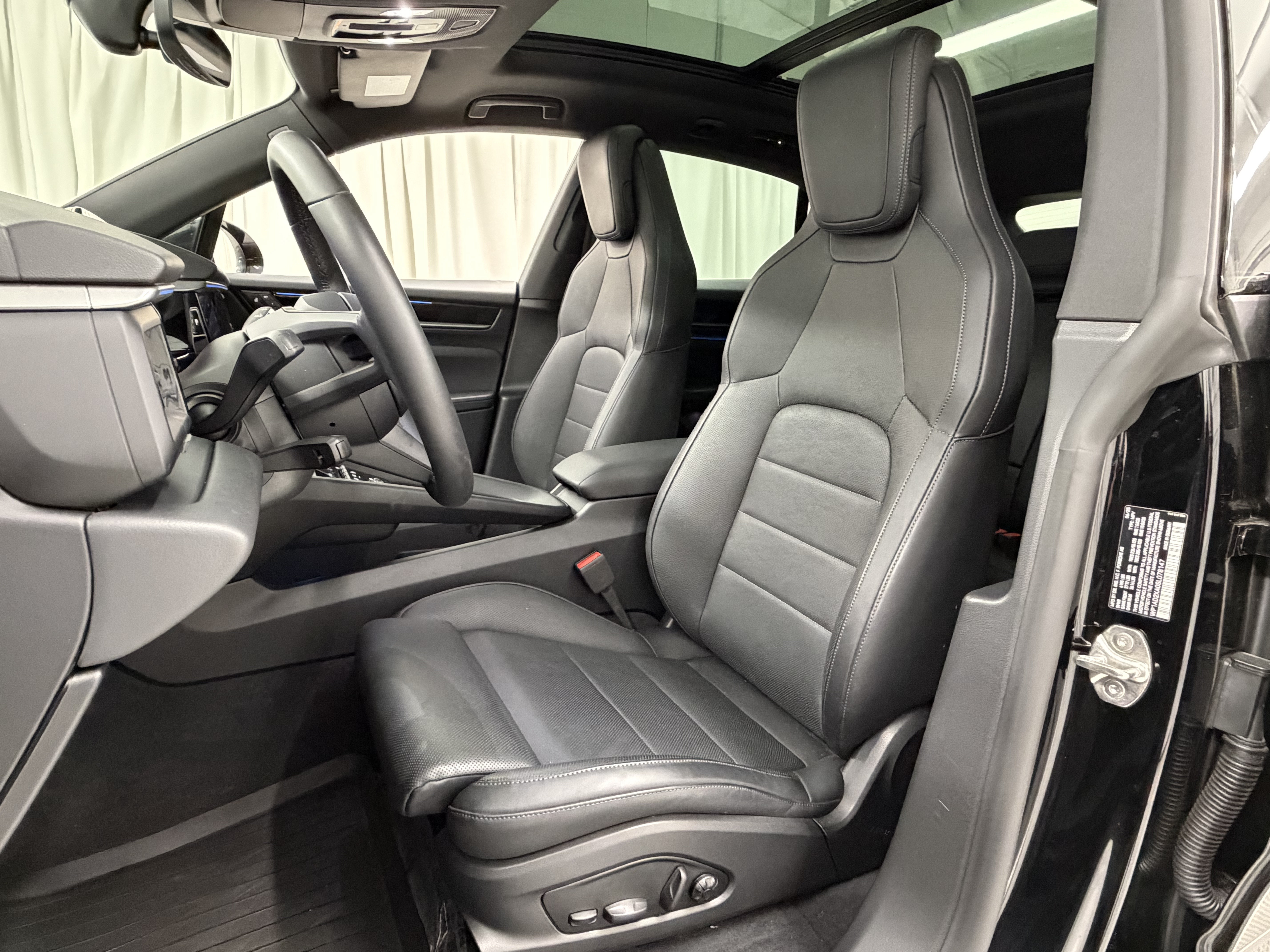 Certified 2025 Porsche Macan Electric RWD image 31