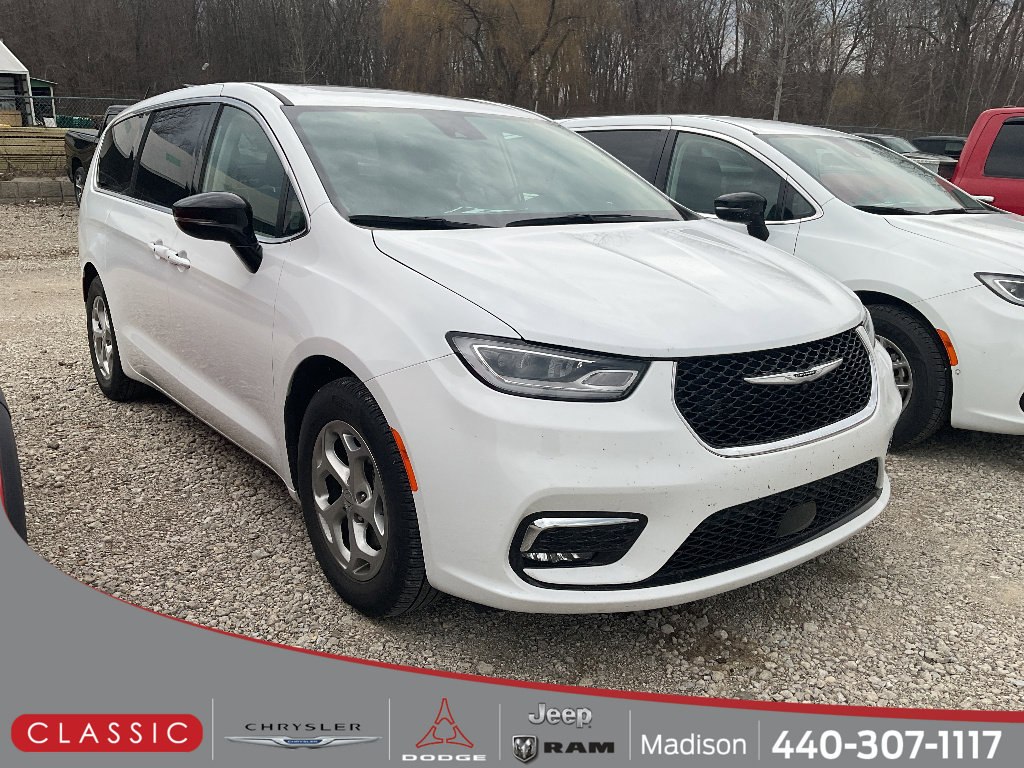 Used 2024 Chrysler Pacifica Limited image 1