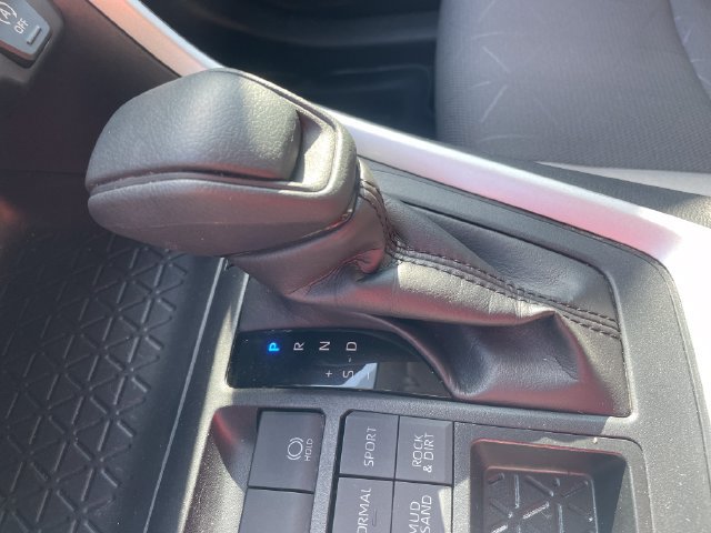 Used 2025 Toyota RAV4 XLE AWD/4WD image 18