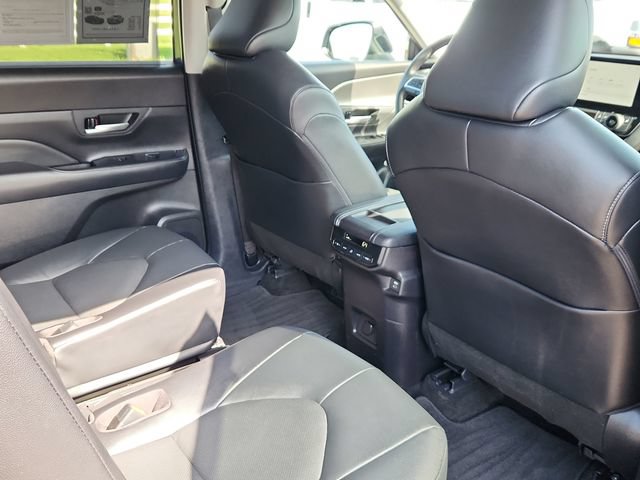 Used 2025 Toyota Grand Highlander FWD image 29