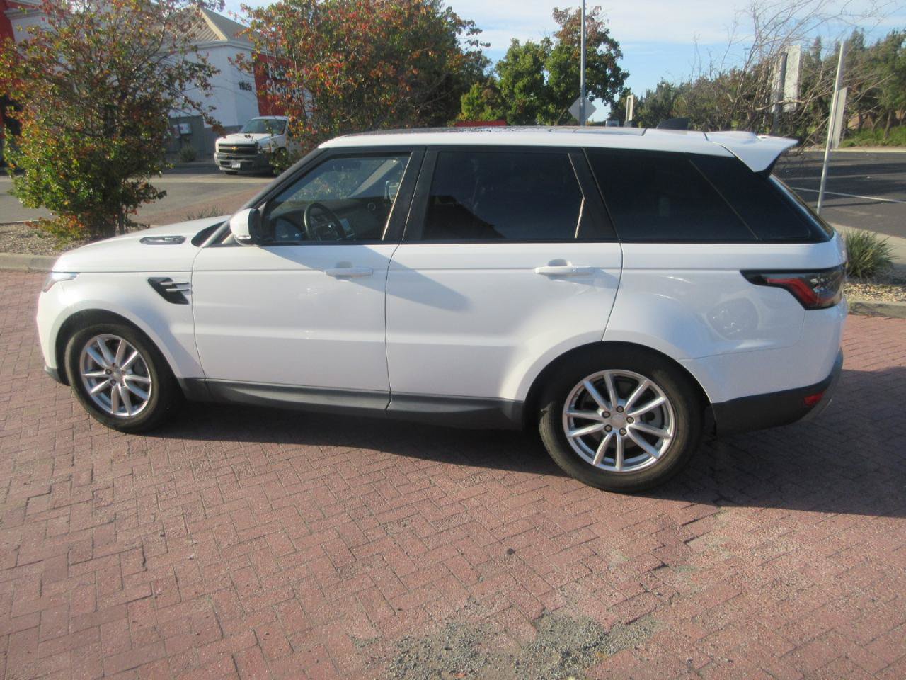 Used 2020 Land Rover Range Rover Sport SE AWD/4WD image 3