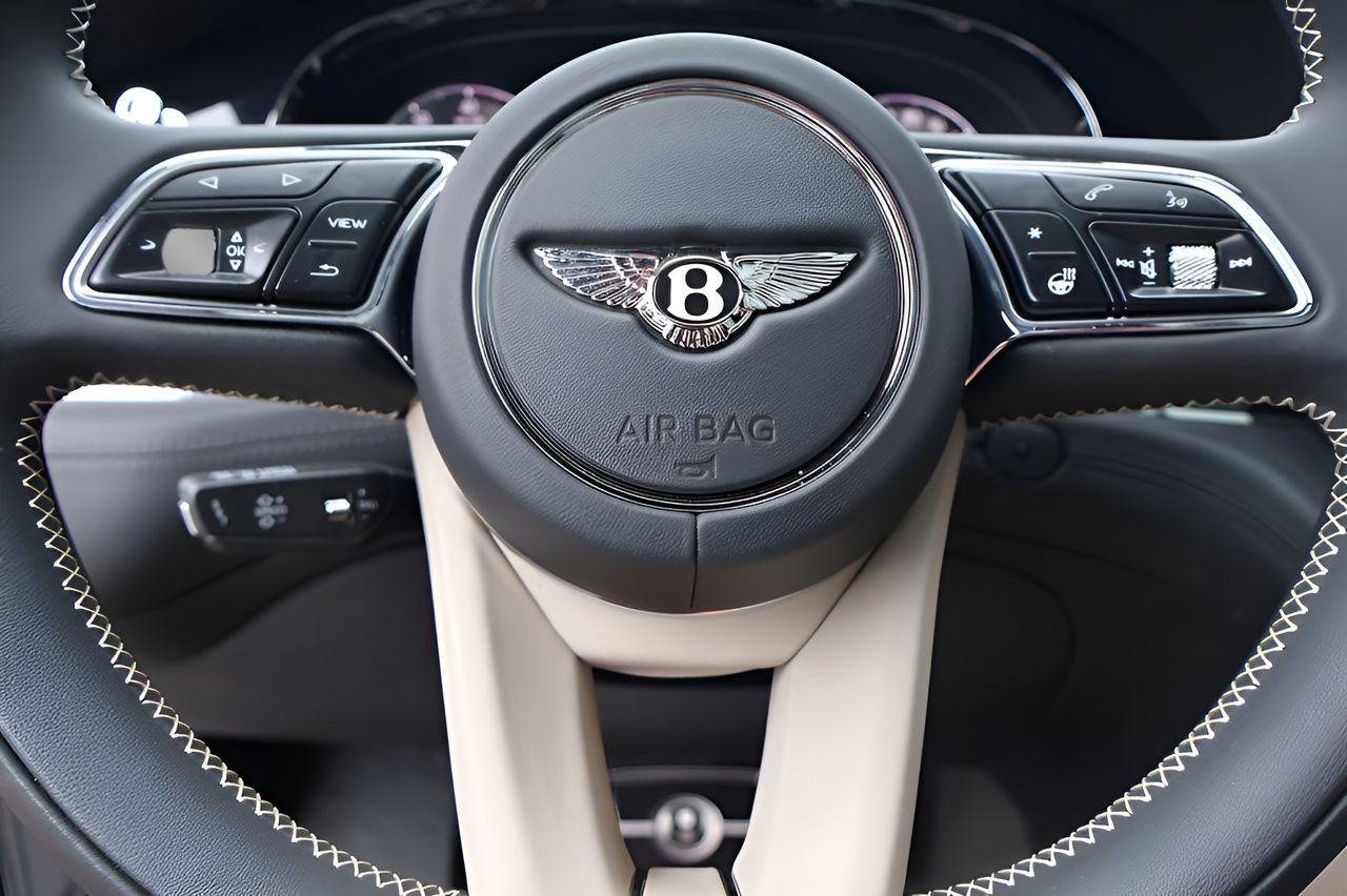 Used 2025 Bentley Bentayga Extended Wheelbase AWD/4WD image 26