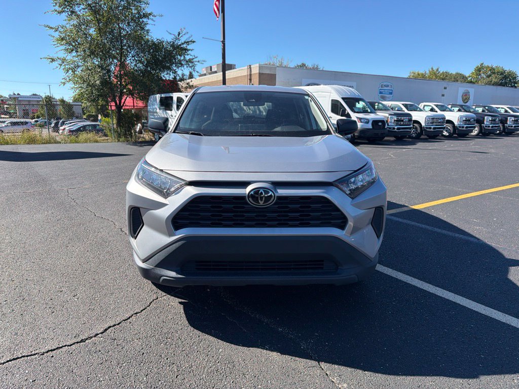 Used 2022 Toyota RAV4 LE AWD/4WD image 2