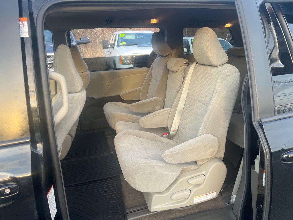 Used 2017 Toyota Sienna LE w/ Protection Package image 13