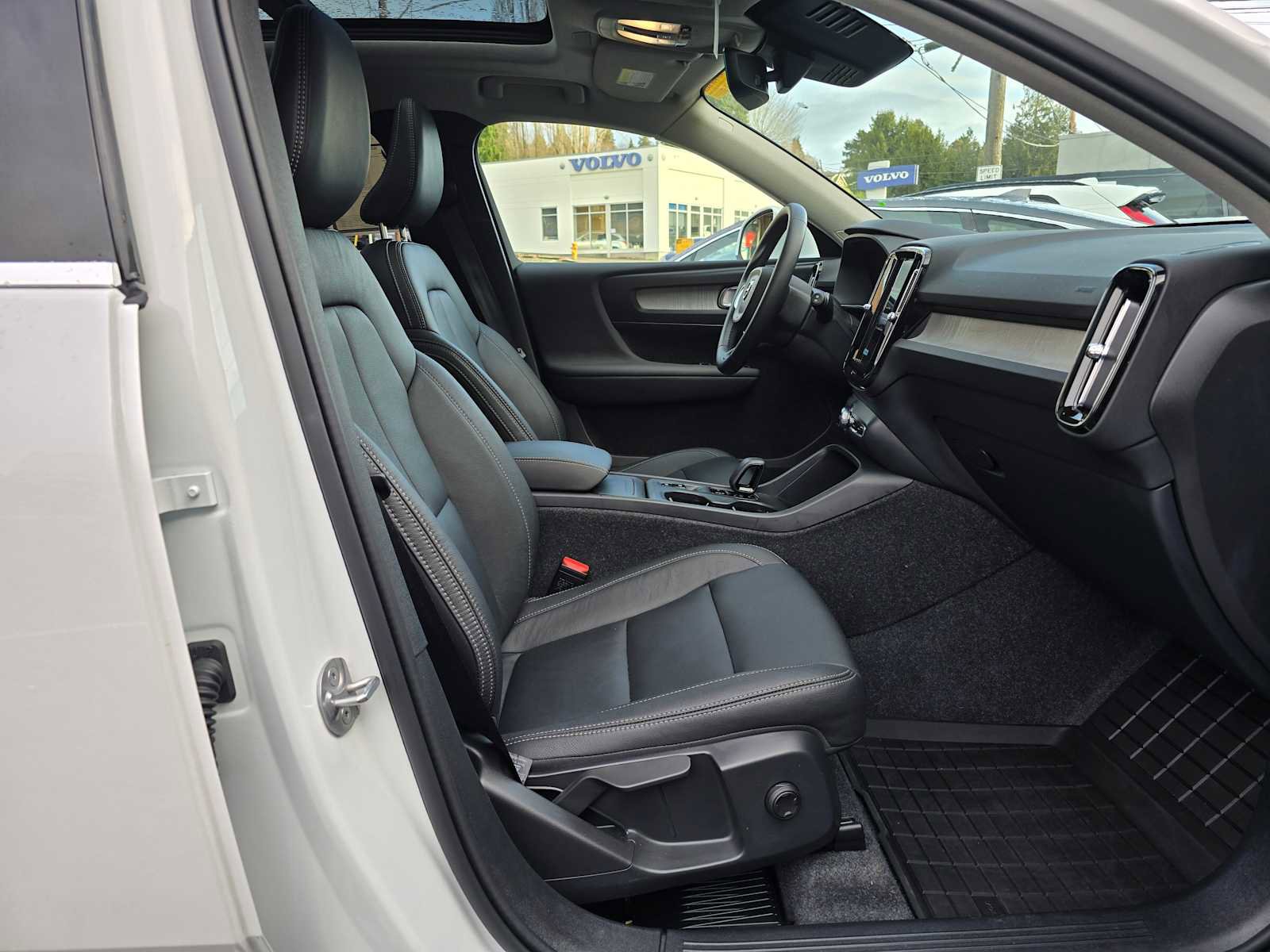 Used 2025 Volvo XC40 B5 Core w/ Protection Package Premier image 10