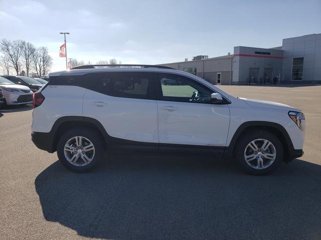 Used 2023 GMC Terrain SLE w/ Driver Convenience Package image 4