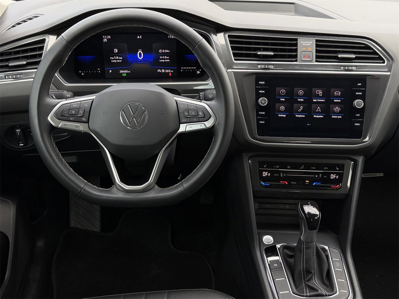 Used 2023 Volkswagen Tiguan SE image 11