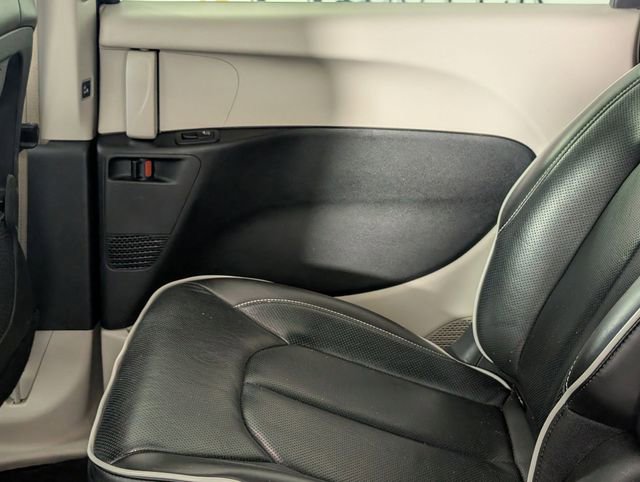 Used 2023 Chrysler Pacifica Limited image 30