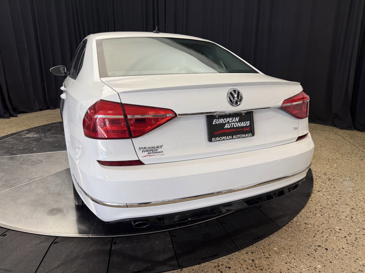 Used 2016 Volkswagen Passat 1.8T R-Line image 9