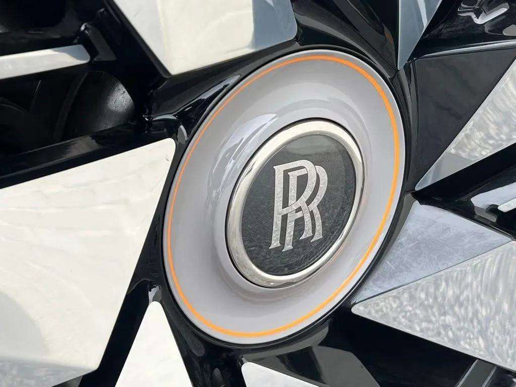 Used 2025 Rolls-Royce Cullinan image 24