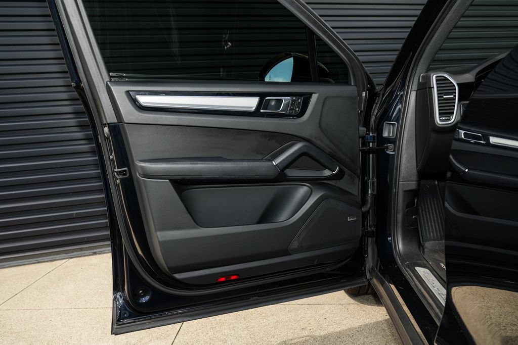 Certified 2023 Porsche Cayenne Platinum Edition AWD/4WD image 17