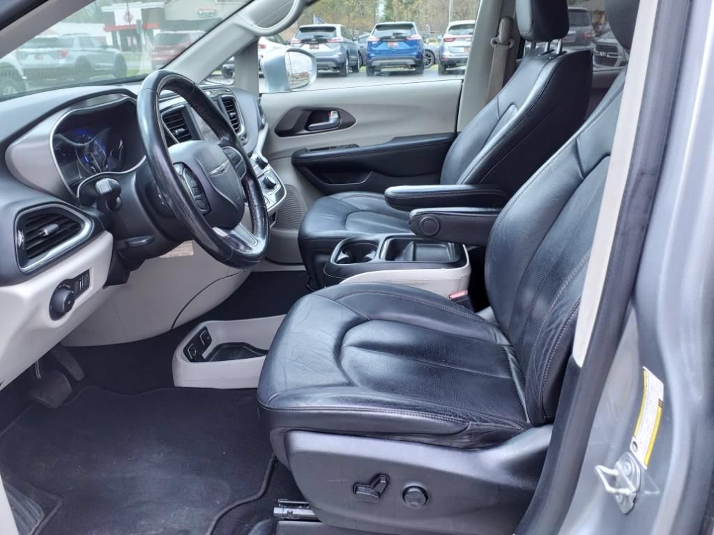 Used 2020 Chrysler Pacifica Touring-L FWD image 8
