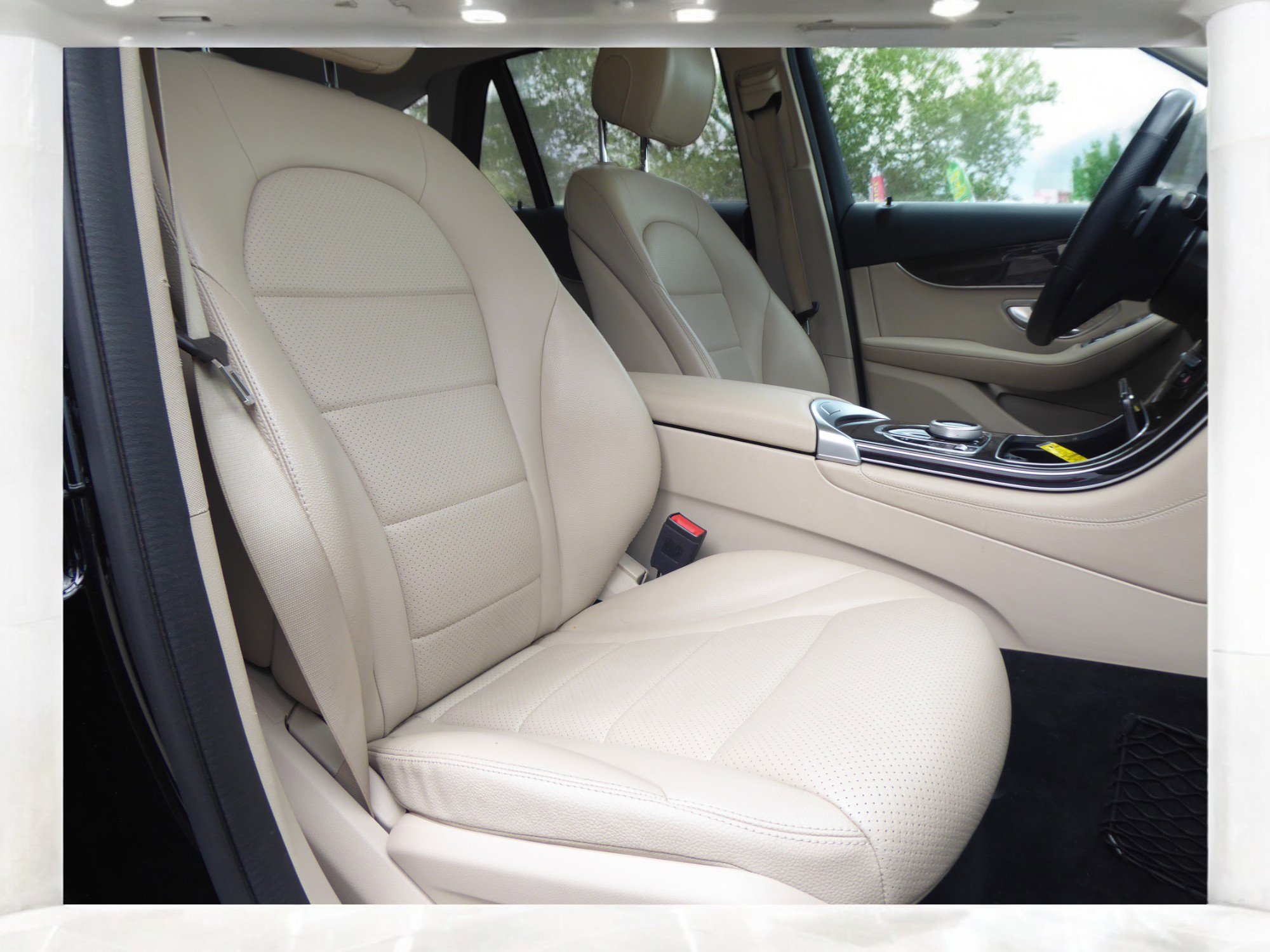 Used 2019 Mercedes-Benz GLC 300 4MATIC w/ Premium Package image 15