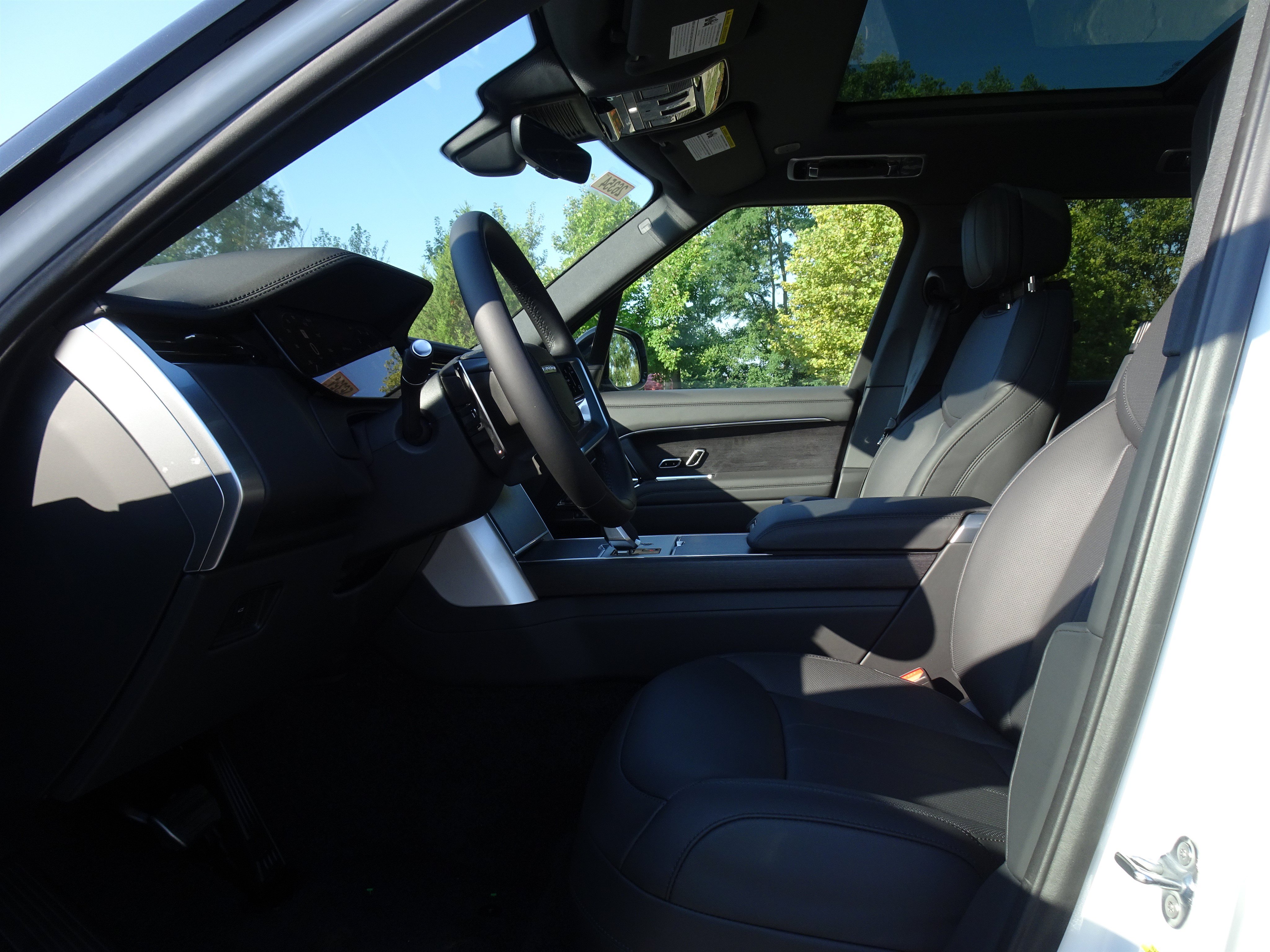 New 2026 Land Rover Range Rover Long Wheelbase SE AWD/4WD image 2