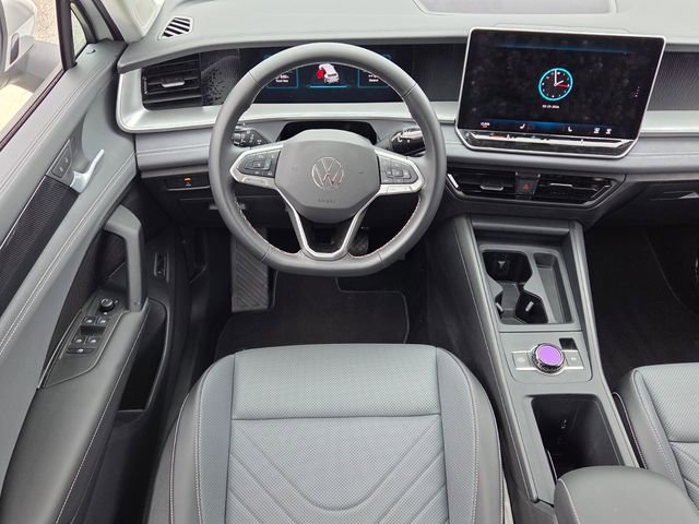 Used 2025 Volkswagen Tiguan SE image 7