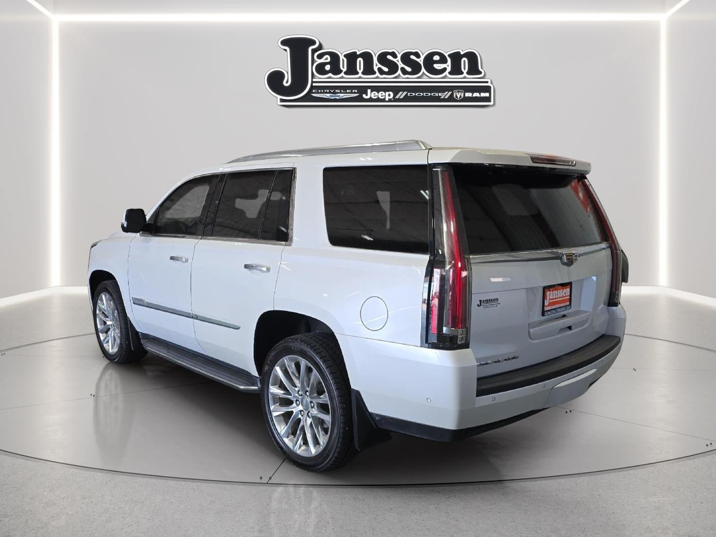 Used 2018 Cadillac Escalade Premium Luxury AWD/4WD image 3