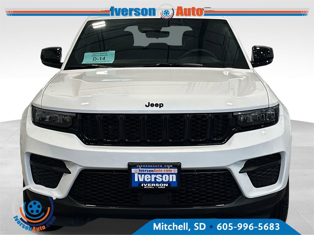 Used 2025 Jeep Grand Cherokee Altitude AWD/4WD image 3