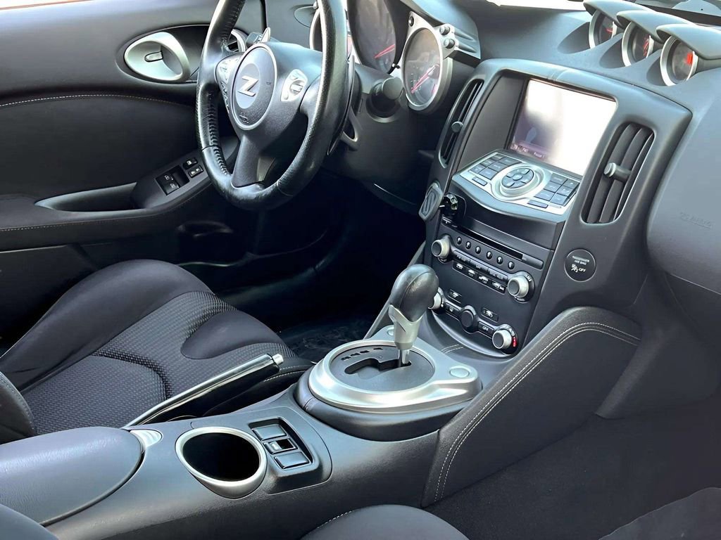 Used 2018 Nissan 370Z Coupe RWD image 9