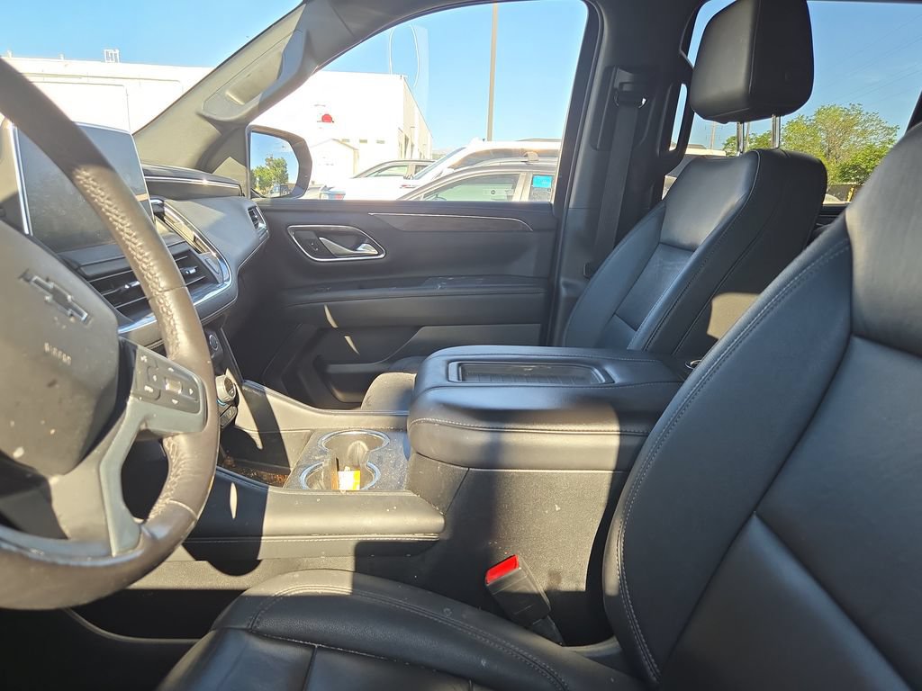 Used 2023 Chevrolet Tahoe Z71 w/ Luxury Package AWD/4WD image 4
