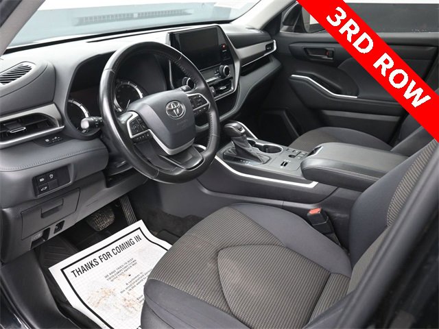 Used 2023 Toyota Highlander L image 12