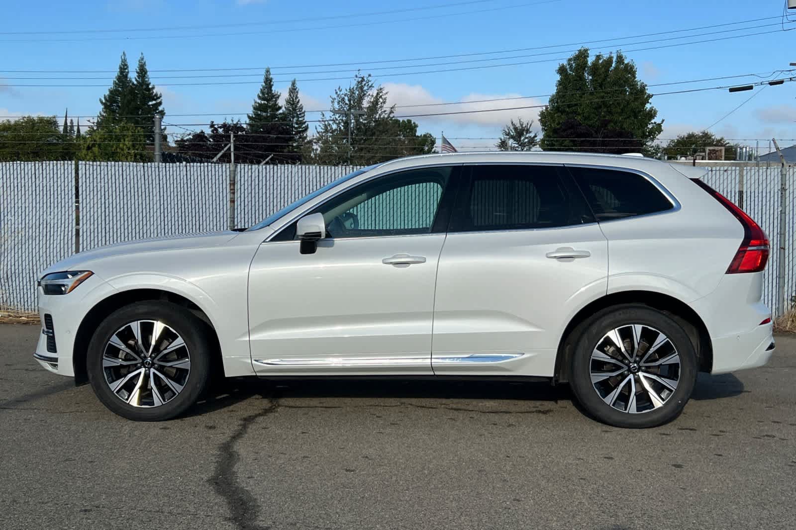 Used 2023 Volvo XC60 B5 Plus AWD/4WD image 2