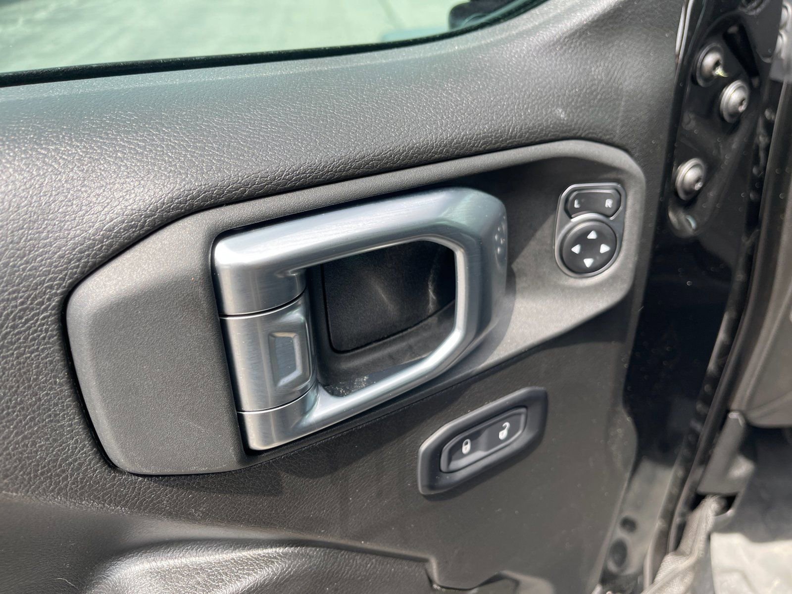 Used 2024 Jeep Wrangler Unlimited Rubicon AWD/4WD image 13