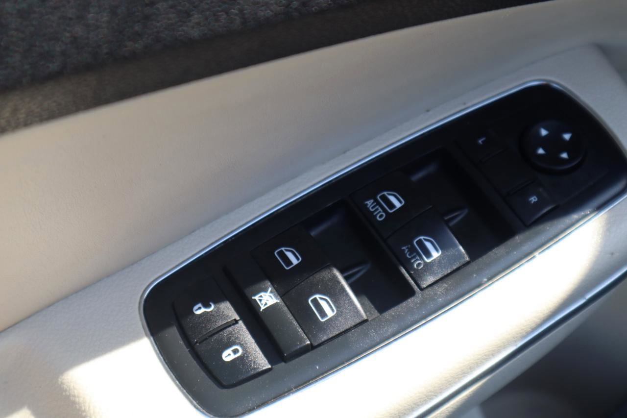 Used 2015 Chrysler 300 C w/ Light Group image 57