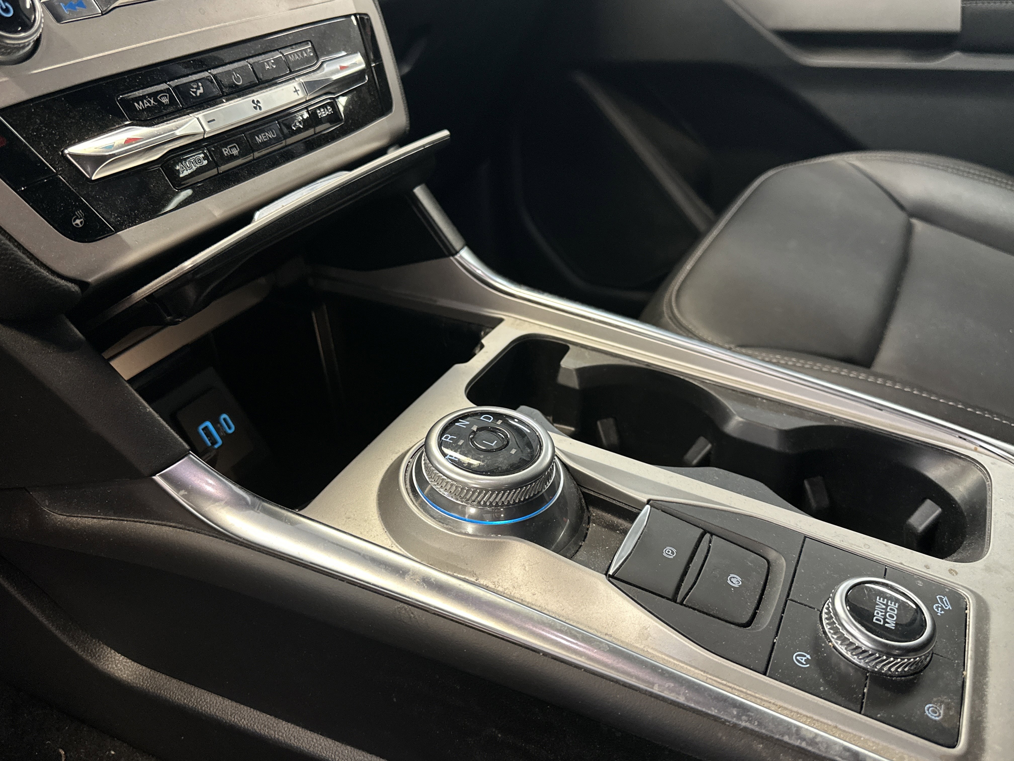 Used 2023 Ford Explorer XLT w/ Equipment Group 202A image 4