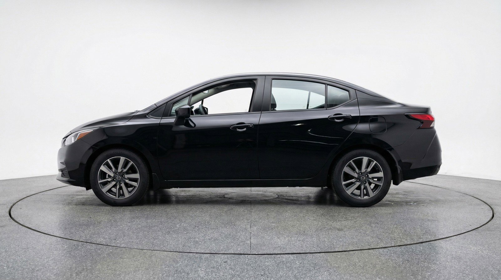 Used 2025 Nissan Versa SV image 5