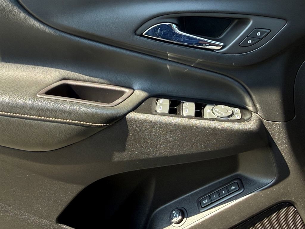 Used 2022 Chevrolet Equinox Premier AWD/4WD image 11