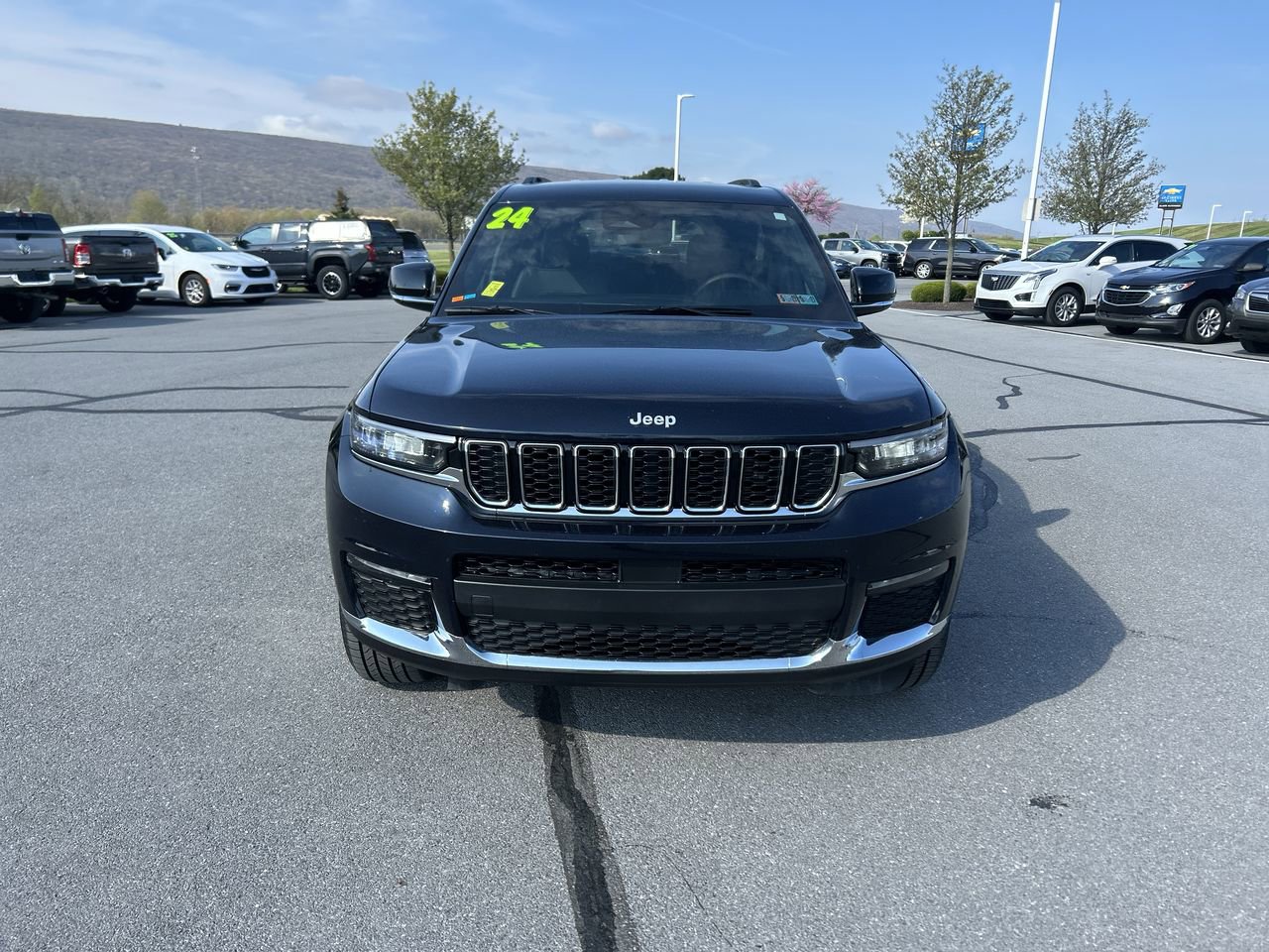 Used 2024 Jeep Grand Cherokee L Limited AWD/4WD image 2