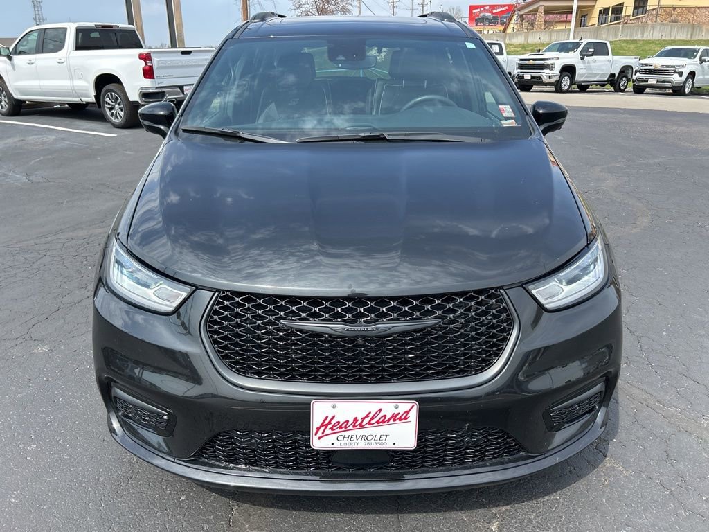 Used 2024 Chrysler Pacifica Premium FWD image 2
