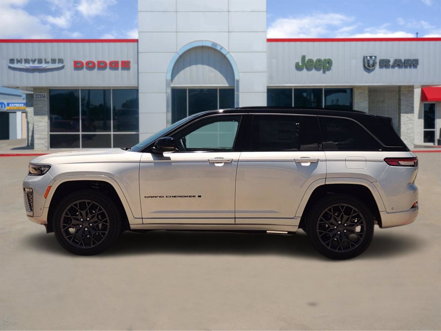 New 2026 Jeep Grand Cherokee Summit w/ Obsidian Package AWD/4WD image 3