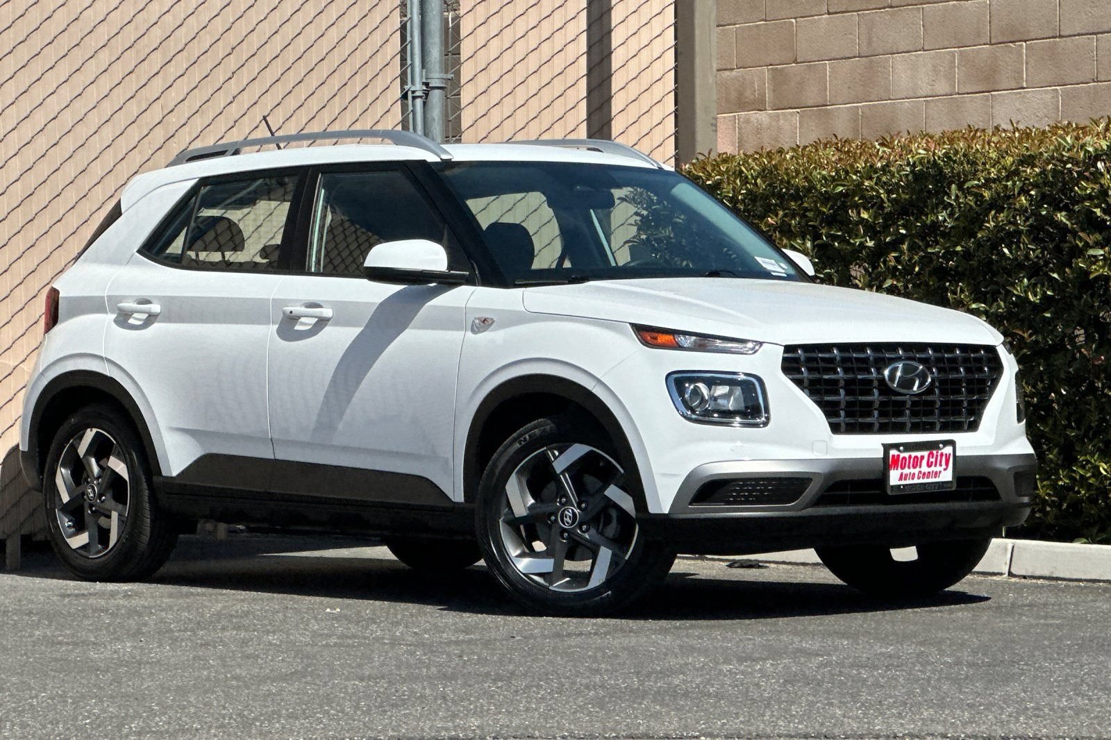 Used 2025 Hyundai Venue SEL FWD image 2
