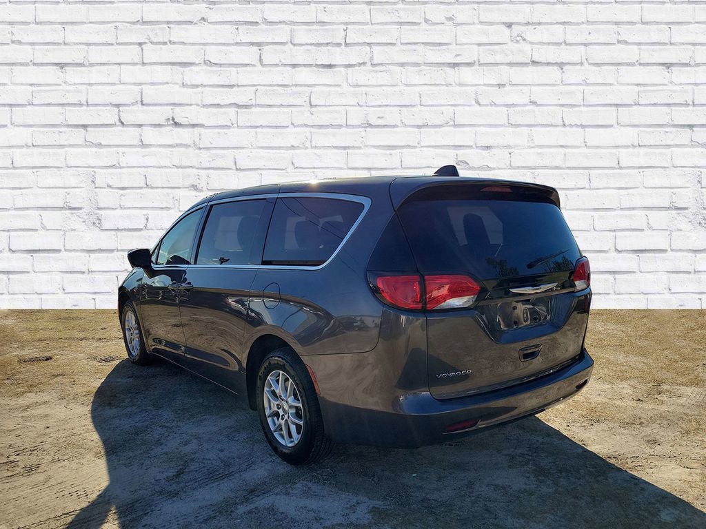 Used 2023 Chrysler Voyager LX image 3