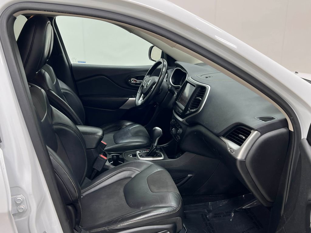 Used 2018 Jeep Cherokee Latitude Plus w/ Comfort/Convenience Group image 31