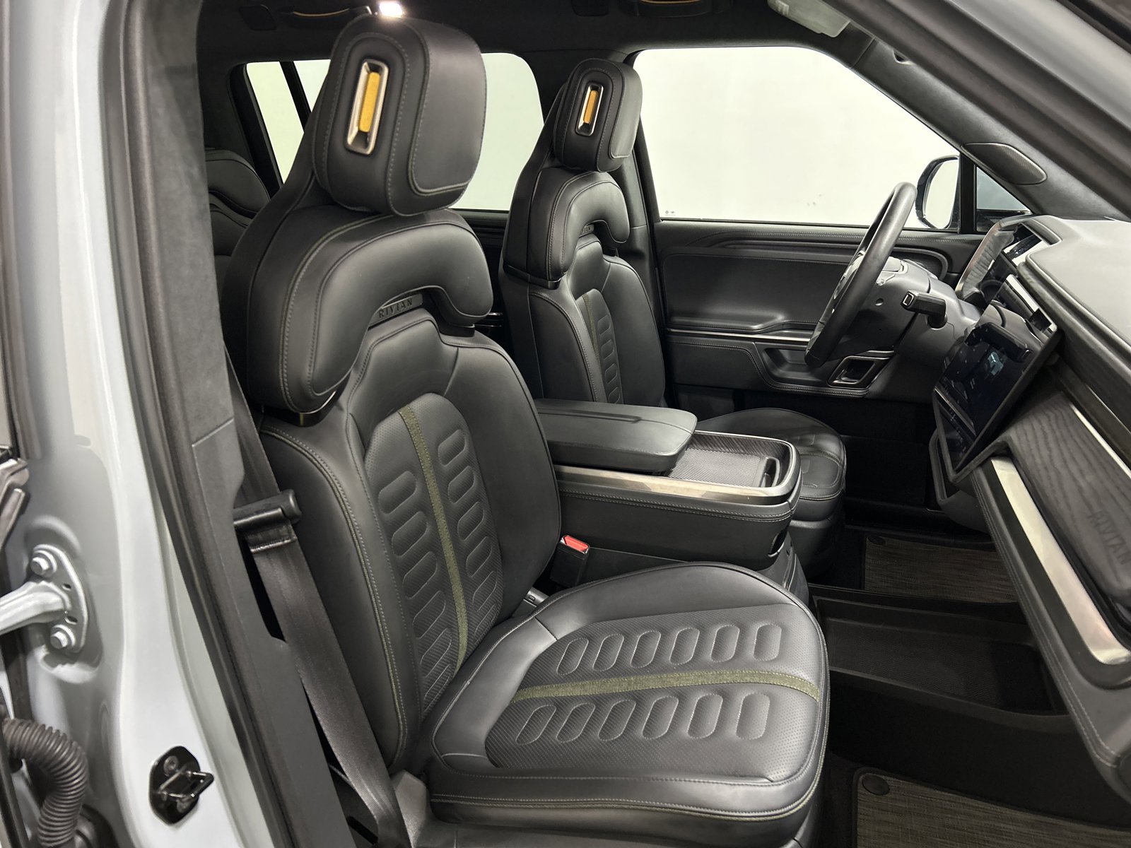 Used 2024 Rivian R1S Adventure AWD/4WD image 24