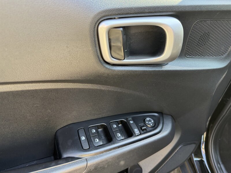 Used 2025 Hyundai Venue SEL FWD image 17
