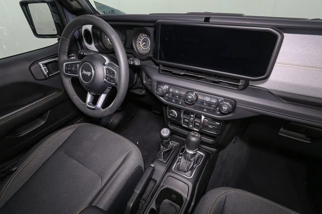 Used 2026 Jeep Wrangler Unlimited Sahara AWD/4WD image 18