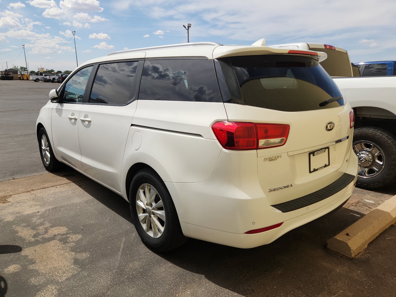 Used 2016 Kia Sedona LX w/ Option Group 020 FWD image 2