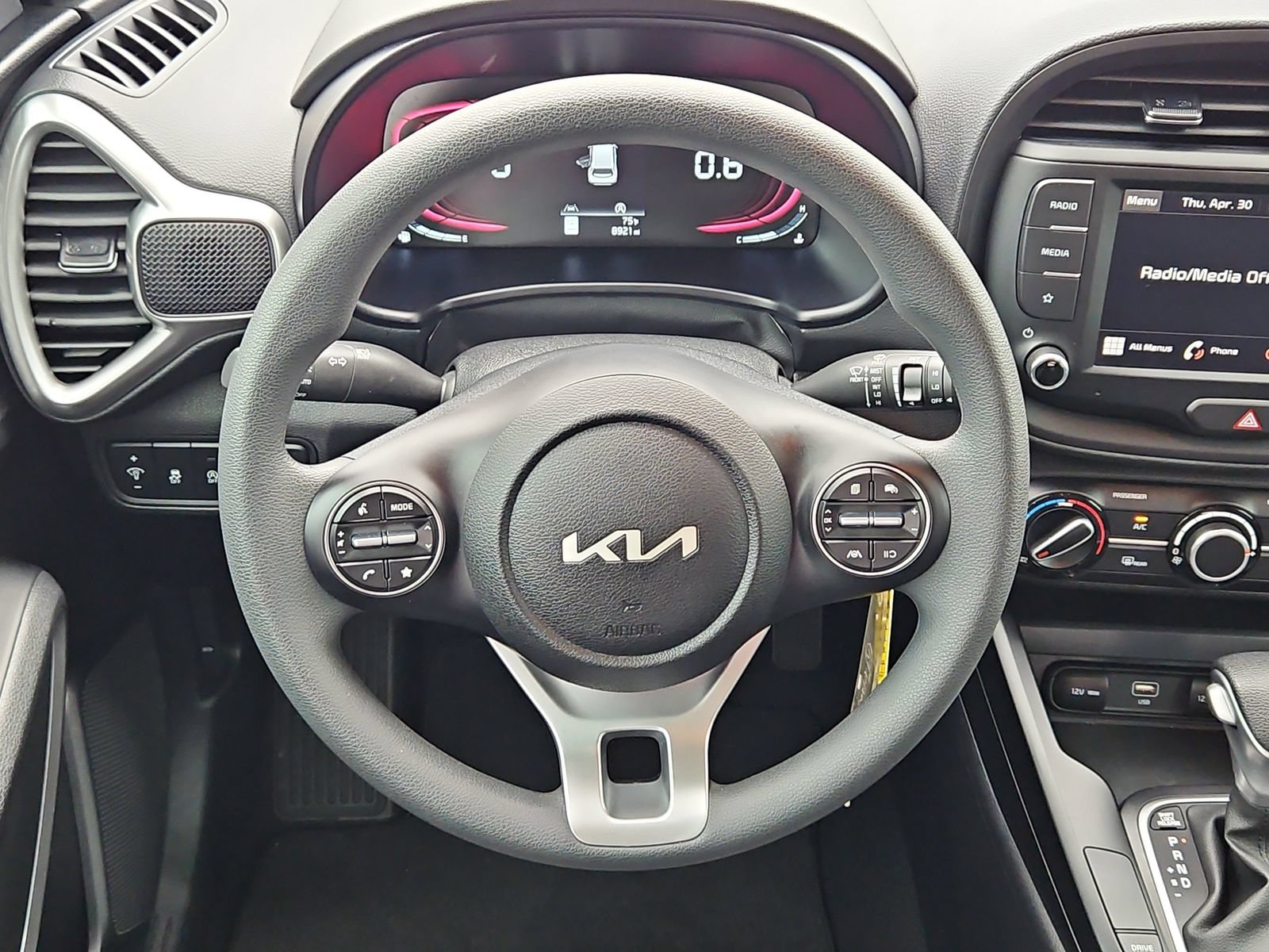 Used 2025 Kia Soul LX w/ LX Technology Package FWD image 14