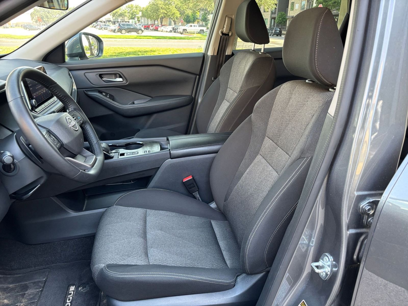 Used 2025 Nissan Rogue SV FWD image 31