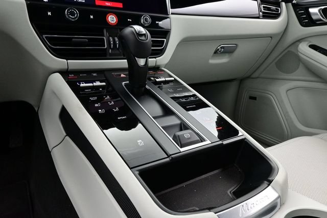 Certified 2025 Porsche Macan AWD/4WD image 11