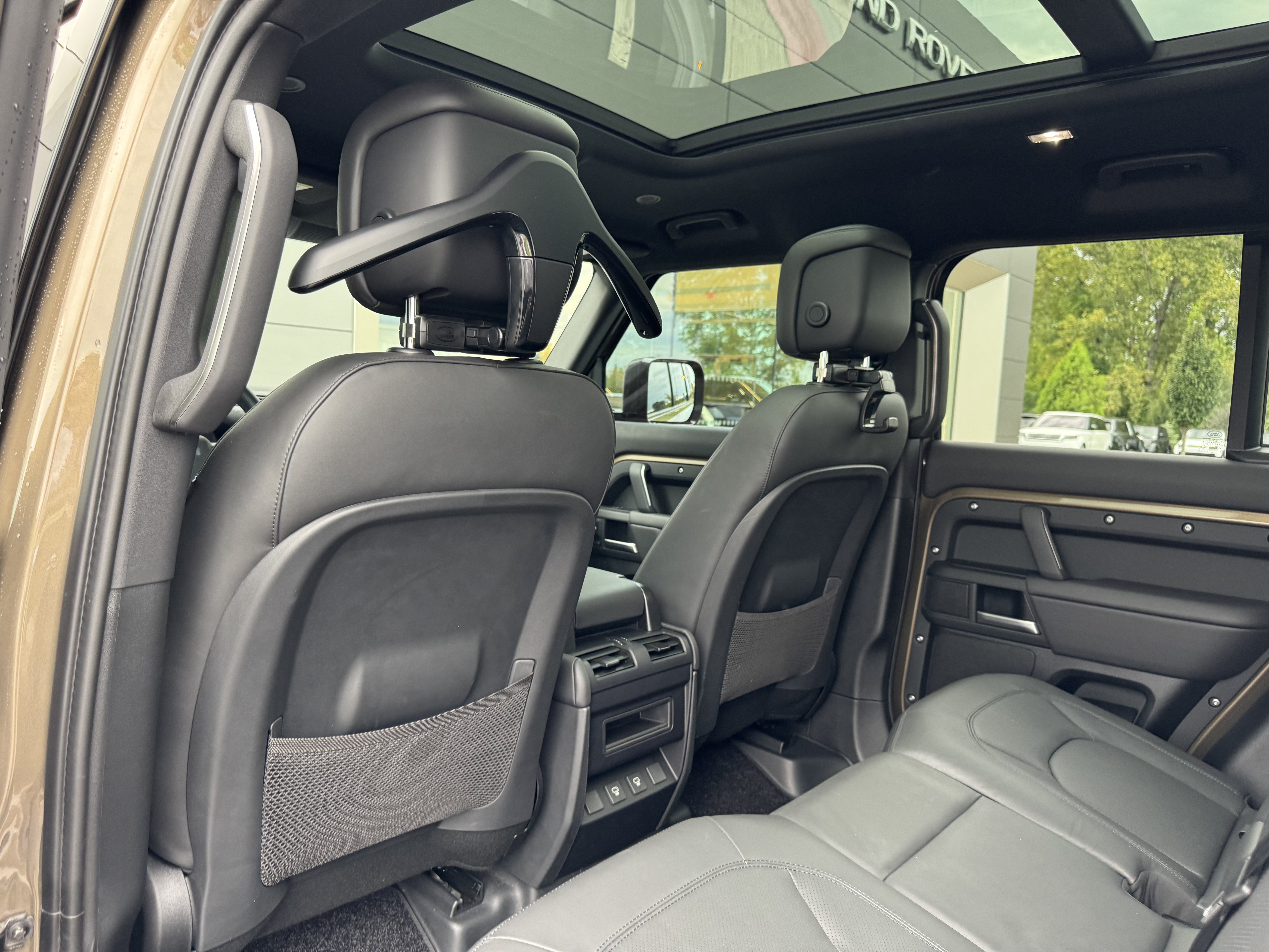 Certified 2025 Land Rover Defender 110 X-Dynamic SE AWD/4WD image 26