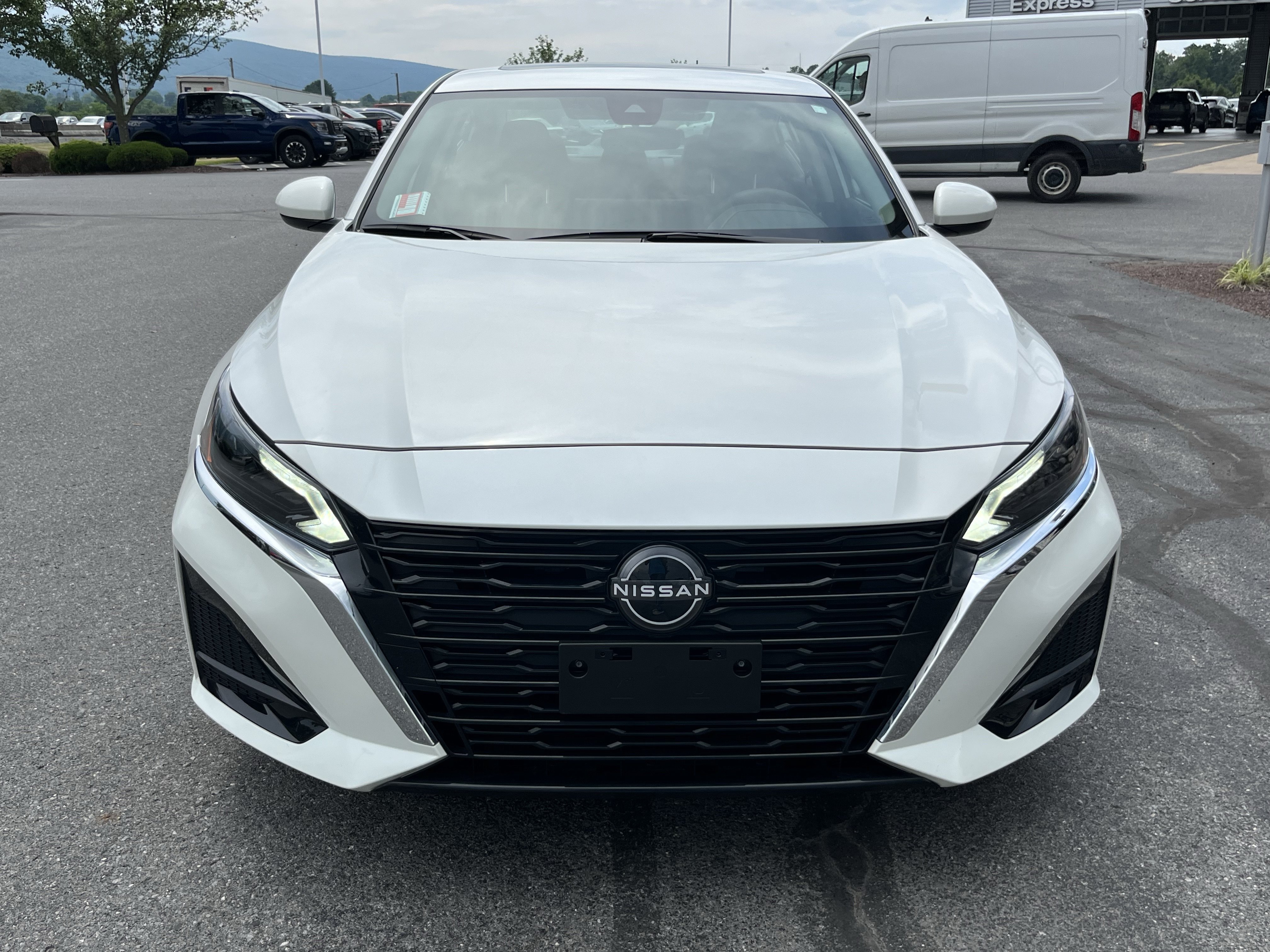 Used 2023 Nissan Altima 2.5 SV w/ SV Premium Package AWD/4WD image 13